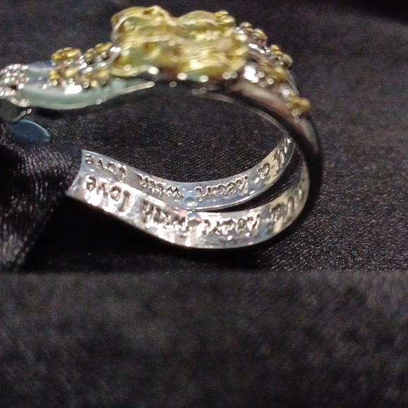 The Bradford Exchange Silver / 24K Gold CATS Fill A Heart With Love Earrings - Picture 4 of 9